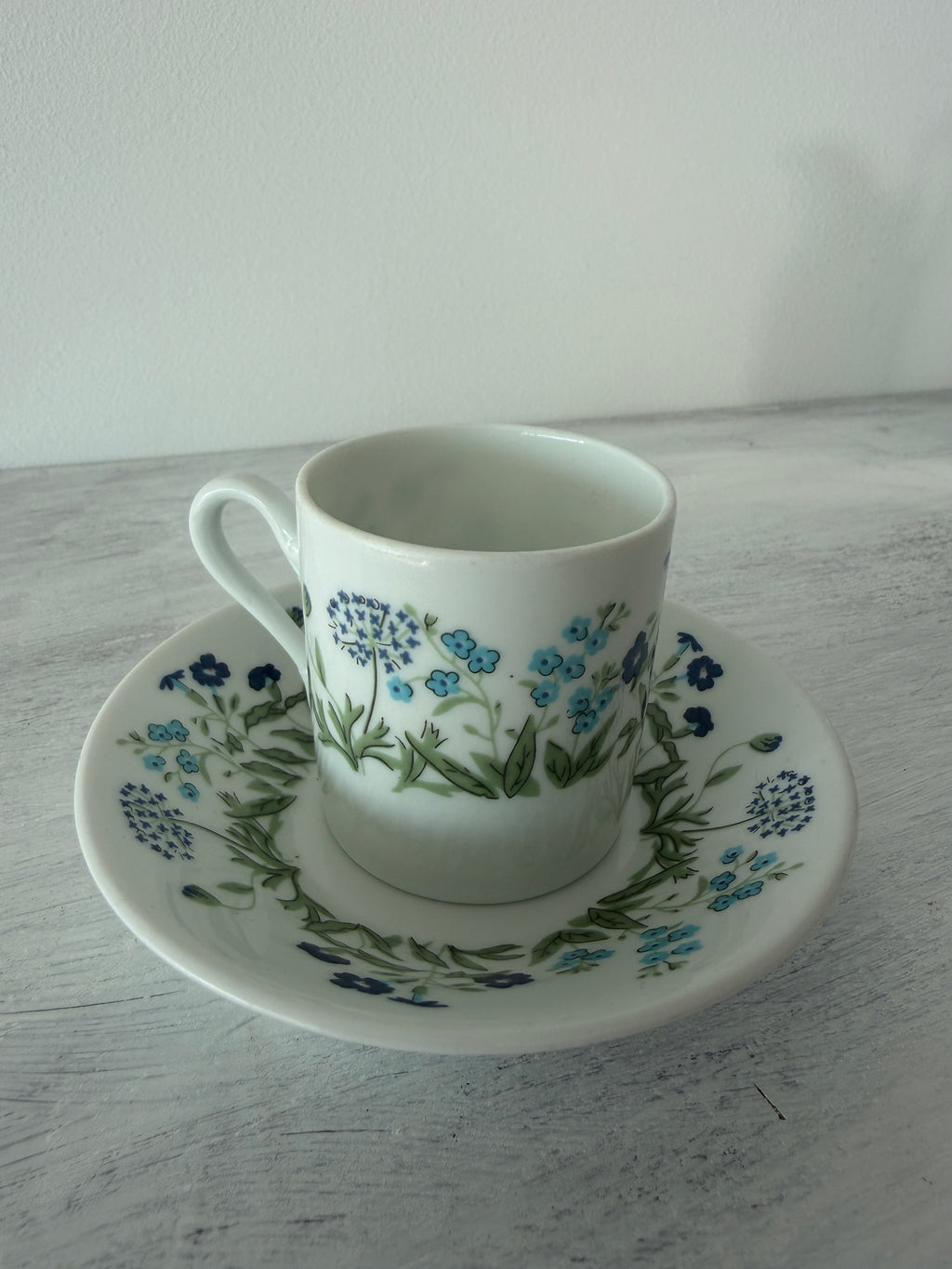 Tazza e piattino Richard Ginori con fiori blu e verdi