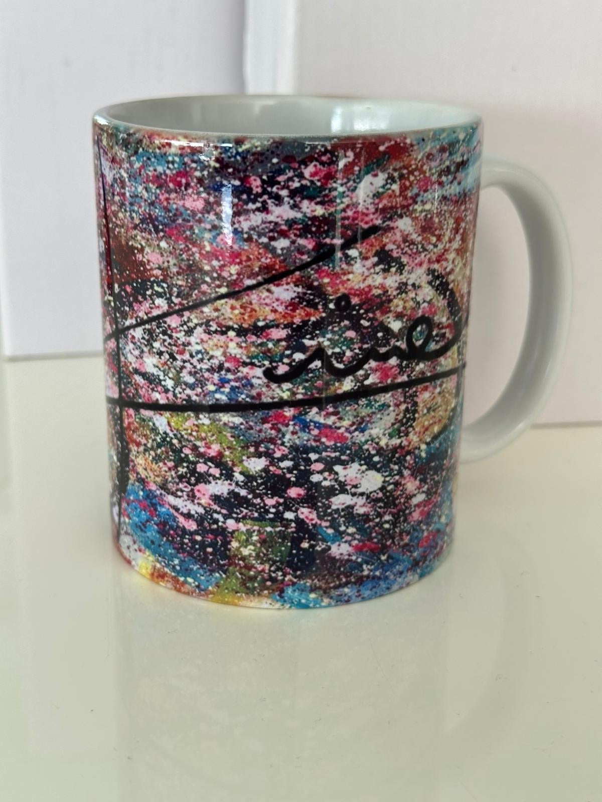 Tazza decorata con trama multicolore e segni neri